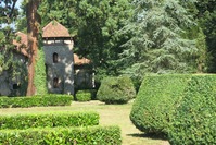 40-Perquie-Parc-du-Chateau-de-Ravignan-parterre-a-la-francaise-sur-fond-de-bosquetINTERNET