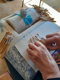 Toujouse - Démonstration de dentelles aux fuseaux