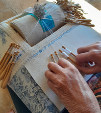 Toujouse - Démonstration de dentelles aux fuseaux