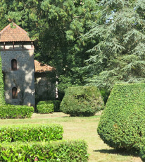 40-Perquie-Parc-du-Chateau-de-Ravignan-parterre-a-la-francaise-sur-fond-de-bosquetINTERNET